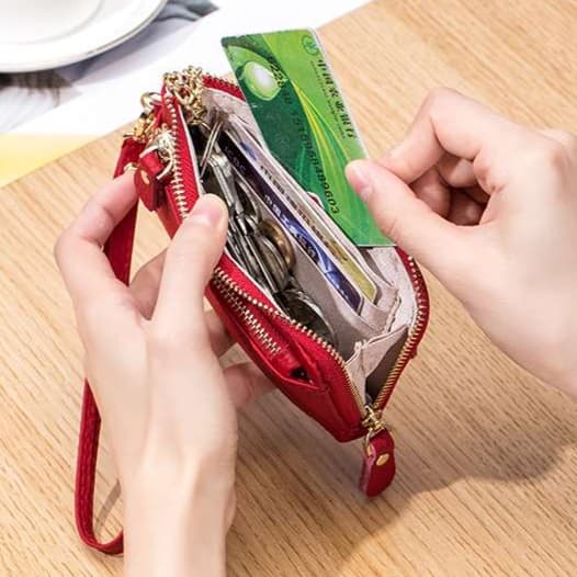 上質なレザー仕様のダブルジップ式フラグメント ケース